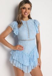 Jasnoniebieski Taliowany Koronkowy Kombinezon z Ażurowymi Wstawkami i Falbanami Tinarosi. Niebieskie sukienki damskie Born2be, na co dzień, m, w ażurowe wzory, z koronki, eleganckie, bez kołnierzyka, bez ramiączek, kopertowe. Za 129.99 zł.