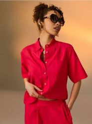 Wiskozowa koszula z krótkim rękawem z domieszką lnu - różowy. Czerwone koszule damskie Sinsay, l, bez wzorów, z wiskozy, bez kołnierzyka, bez ramiączek. Za 39.99 zł.