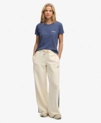Superdry Damskie Spodnie Dresowe Proste Essential Logo Szeroki Krój – Desert. Białe spodnie dresowe damskie Superdry., bez wzorów, z bawełny. Za 286.80 zł.