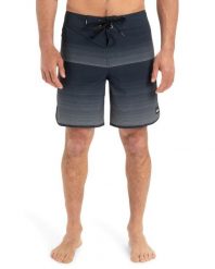 Spodenki boardshort dla Mężczyzn SURFSILK SCALLOP 18" Czarny. Czarne kąpielówki męskie Quiksilver, l, bez wzorów, z materiału, do pływania. Za 319.99 zł.
