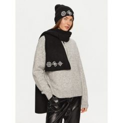 Czapka Guess. Czarne czapki i kapelusze damskie Guess, na zimę, z aplikacjami. Za 139.99 zł.