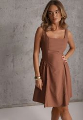 Brązowa Sukienka na Ramiączkach o Rozkloszowanym Kroju Podkreślającym Talię Cecial. Brązowe sukienki dla dziewczynek Renee, bez wzorów, eleganckie, bez ramiączek, krótkie. Za 119.99 zł.