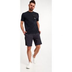 Bermudy ARMANI EXCHANGE. Szorty męskie Armani Exchange, m, bez wzorów. W wyprzedaży za 285.67 zł.