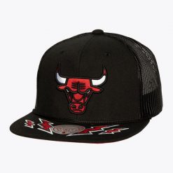 Czapka trucker Chicago Bulls. Czarne czapki i kapelusze męskie Mitchell & Ness, bez wzorów, z meshu, casualowe. Za 183.00 zł.