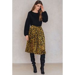 NA-KD Boho Sweter z bufiastym rękawem - Black. Swetry damskie marki NA-KD Boho. W wyprzedaży za 60.97 zł.