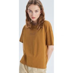 Koszulka z nadrukiem - Brązowy. T-shirty damskie marki Cropp. Za 29.99 zł.