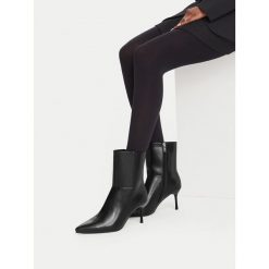 Botki JENNY. Czarne botki damskie Jenny, bez obcasa, na szpilce, bez zapięcia. Za 179.99 zł.