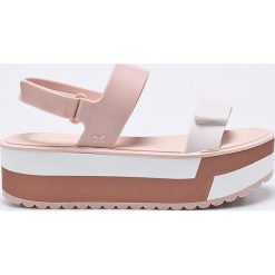 Zaxy - Sandały. Klapki damskie Zaxy, bez wzorów, z materiału, bez obcasa, na obcasie, bez zapięcia. W wyprzedaży za 139.90 zł.