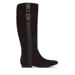 Kozaki Guess. Brązowe kozaki damskie Guess, bez obcasa, na płaskiej podeszwie. Za 824.99 zł.