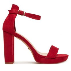 Sandały DeeZee. Czerwone sandały damskie DeeZee, bez wzorów, bez obcasa, na słupku, bez zapięcia. Za 139.99 zł.