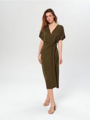 Sukienka midi - zielony. Zielone sukienki damskie Sinsay, l, bez wzorów, z wiskozy, bez kołnierzyka, bez ramiączek, midi, kopertowe. Za 79.99 zł.