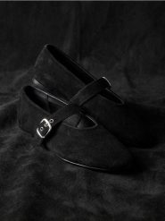 Skórzane baleriny z regulowanym paskiem - czarny. Czarne baleriny damskie Sinsay, bez wzorów, bez obcasa. Za 79.99 zł.