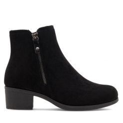 Botki Clara Barson. Czarne botki damskie Clara Barson, bez obcasa, na słupku, bez zapięcia. Za 119.99 zł.