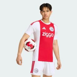 Koszulka podstawowa Ajax Amsterdam 26/27. Białe koszulki sportowe męskie Adidas, xs, bez wzorów, z dzianiny, bez kołnierzyka, bez ramiączek, do piłki nożnej, climacool (adidas). Za 439.00 zł.
