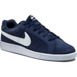 Buty NIKE - Court Royale Suede 819802 410 Midnight Navy/White. Niebieskie półbuty na co dzień męskie Nike, z materiału, eleganckie, bez zapięcia. W wyprzedaży za 199.00 zł.