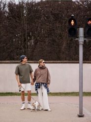 Parka z kapturem - brązowy. Brązowe parki damskie Reserved, l, bez wzorów, z tkaniny, z kapturem. Za 199.99 zł.