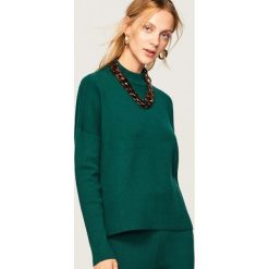 Dzianinowy sweter ze stójką - Zielony. Zielone swetry damskie Reserved, z dzianiny, ze stójką. Za 99.99 zł.
