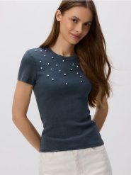 T-shirt z ozdobnymi aplikacjami - ciemnoszary. Szare t-shirty damskie Reserved, l, z aplikacjami, z bawełny, bez kołnierzyka. W wyprzedaży za 25.99 zł.