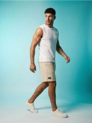 Bawełniane szorty - kremowy. Białe szorty męskie Sinsay, l, bez wzorów, z bawełny. Za 49.99 zł.