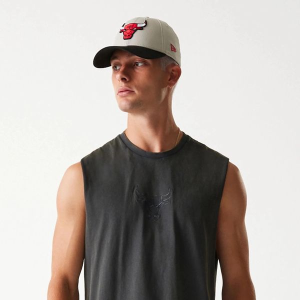 Koszulka bez rękawów Chicago Bulls Washed. Szare koszulki sportowe męskie New Era, bez wzorów, bez kołnierzyka, bez ramiączek, do koszykówki. Za 139.00 zł.