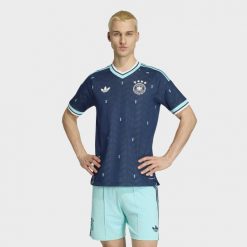 Koszulka wyjazdowa Niemcy 26 Authentic. Niebieskie koszulki sportowe męskie Adidas, xl, bez wzorów, z materiału, bez kołnierzyka, bez ramiączek, do piłki nożnej, climacool (adidas). Za 649.00 zł.