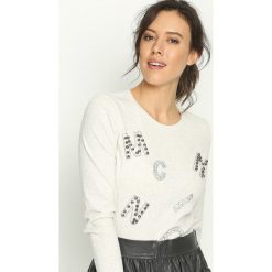 Jasnoszara Bluzka Letters. Szare bluzki damskie Born2be, z aplikacjami, z okrągłym kołnierzem, z długim rękawem. Za 34.99 zł.