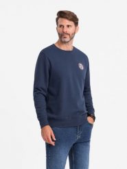 Nierozpinana męska dresowa bluza z naszywką w stylu college – granatowa V2 - Rozmiar: S. Niebieskie bluzy męskie Ombre Clothing, m, z aplikacjami, z bawełny, bez kaptura. W wyprzedaży za 79.99 zł.