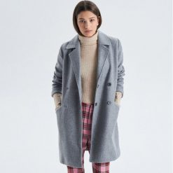 Płaszcz o klasycznym kroju - Jasny szary. Płaszcze damskie marki Cropp. Za 189.99 zł.