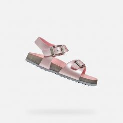 Sandały GEOX J ADRIEL GIRL Rose. Czerwone sandały damskie Geox, bez wzorów, z syntetyku, bez obcasa, bez zapięcia. Za 205.99 zł.