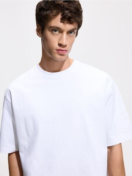 Gładki T-shirt boxy - biały. Białe t-shirty męskie Reserved, l, bez wzorów, z bawełny, bez kołnierzyka. Za 79.99 zł.