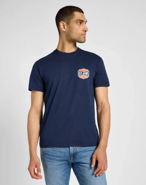 MESKA KOSZULKA LEE SS RELAXED TEE MOOD INDIGO 112355599. Niebieskie t-shirty męskie Lee, l, bez wzorów, bez kołnierzyka. Za 79.99 zł.