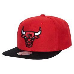 Czapka z daszkiem do koszykówki Mitchell NBA Chicago Bulls NBA Snapback czerwona. Czerwone czapki i kapelusze męskie Mitchell & Ness, bez wzorów, sportowe. Za 149.00 zł.