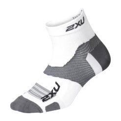 Skarpety sportowe 2XU Vectr Ultralght 1/4 Crew. Białe skarpety damskie 2XU, bez wzorów. W wyprzedaży za 65.15 zł.
