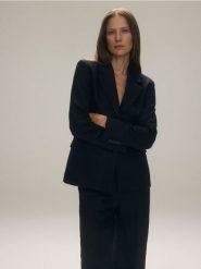 Jednorzędowa marynarka z lnem - czarny. Czarne żakiety damskie Reserved, l, bez wzorów, z tkaniny. W wyprzedaży za 179.99 zł.