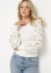 Biały Sweter z Wiskozą z Ozdobnymi Ażurowymi Rękawami Ivelvila. Białe swetry damskie Born2be, z aplikacjami, z jeansu, eleganckie, bez kołnierzyka, bez ramiączek, bez kaptura. Za 69.99 zł.
