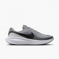 Buty sportowe męskie Nike Revolution 8. Czarne buty sportowe męskie Nike, bez zapięcia, do biegania, nike revolution. Za 251.99 zł.