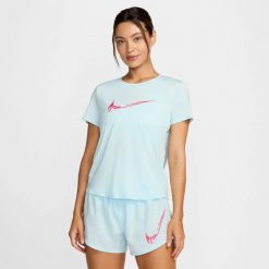 Damskie koszulka technologia Dri-FIT W NK ONE SWOOSH HBR DF SS TOP. Zielone t-shirty damskie Nike, m, bez wzorów, z materiału, bez kołnierzyka. Za 188.15 zł.