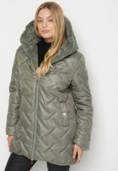 Zielona Pikowana Kurtka z Kapturem i Futrzaną Wyściółką Navea. Zielone kurtki damskie Born2be, plus size, bez wzorów, z dzianiny, z kapturem. Za 179.99 zł.