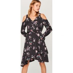 Sukienka open shoulder Gold Label - Wielobarwn. Sukienki damskie marki Mohito. W wyprzedaży za 59.99 zł.