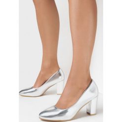 Srebrne Czółenka Corena. Szare czółenka damskie Born2be, bez wzorów, eleganckie, bez obcasa, na słupku, bez zapięcia. Za 69.99 zł.
