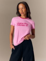 4F T-shirt regular z nadrukiem damski - różowy XS. Czerwone t-shirty damskie 4f, l, bez wzorów, z materiału, bez kołnierzyka. Za 59.99 zł.