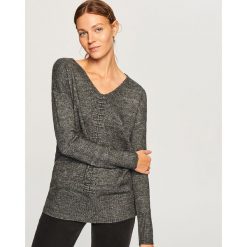 Sweter z dekoltem w serek - Szary. Szare swetry damskie Reserved, z dekoltem w serek. Za 79.99 zł.