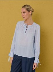 Bawełniana koszula z ozdobnymi wiązaniami - wielobarwny. Koszule damskie Sinsay, l, bez wzorów, z bawełny, bez kołnierzyka, bez ramiączek. Za 49.99 zł.