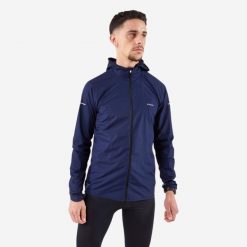 Kurtka do biegania w terenie wiatrówka męska Kiprun Run 900 Wind. Niebieskie kurtki męskie KIPRUN, na zimę, l, bez wzorów, z materiału, eleganckie, bez kaptura. Za 169.99 zł.