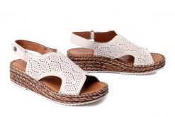 MANITU 910328-81 offwhite, sandały damskie. Brązowe sandały damskie Manitu, bez wzorów, ze skóry, bez obcasa, na koturnie, bez zapięcia. Za 229.42 zł.