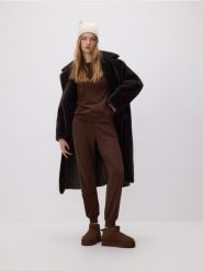 Dzianinowe spodnie jogger - brązowy. Brązowe spodnie materiałowe damskie Reserved, l, bez wzorów, z dzianiny. Za 89.99 zł.