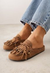 Jasnobrązowe Klapki VICES Typu Mule z Koralikami Frędzlami i Kokardą Dioleora. Brązowe klapki damskie Born2be, z aplikacjami, eleganckie, bez obcasa, na płaskiej podeszwie. Za 119.99 zł.