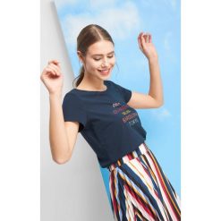T-shirt z napisem. T-shirty damskie marki Orsay. Za 29.99 zł.