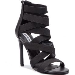 Sandały STEVE MADDEN - Strive SM11000414-04005-001 Black. Czarne klapki damskie Steve Madden, bez wzorów, z materiału, bez obcasa, na obcasie, bez zapięcia. W wyprzedaży za 339.00 zł.