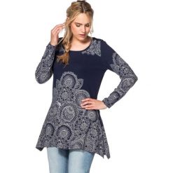 Koszulka w kolorze granatowym. T-shirty damskie Sheego, z okrągłym kołnierzem, z długim rękawem. W wyprzedaży za 108.95 zł.